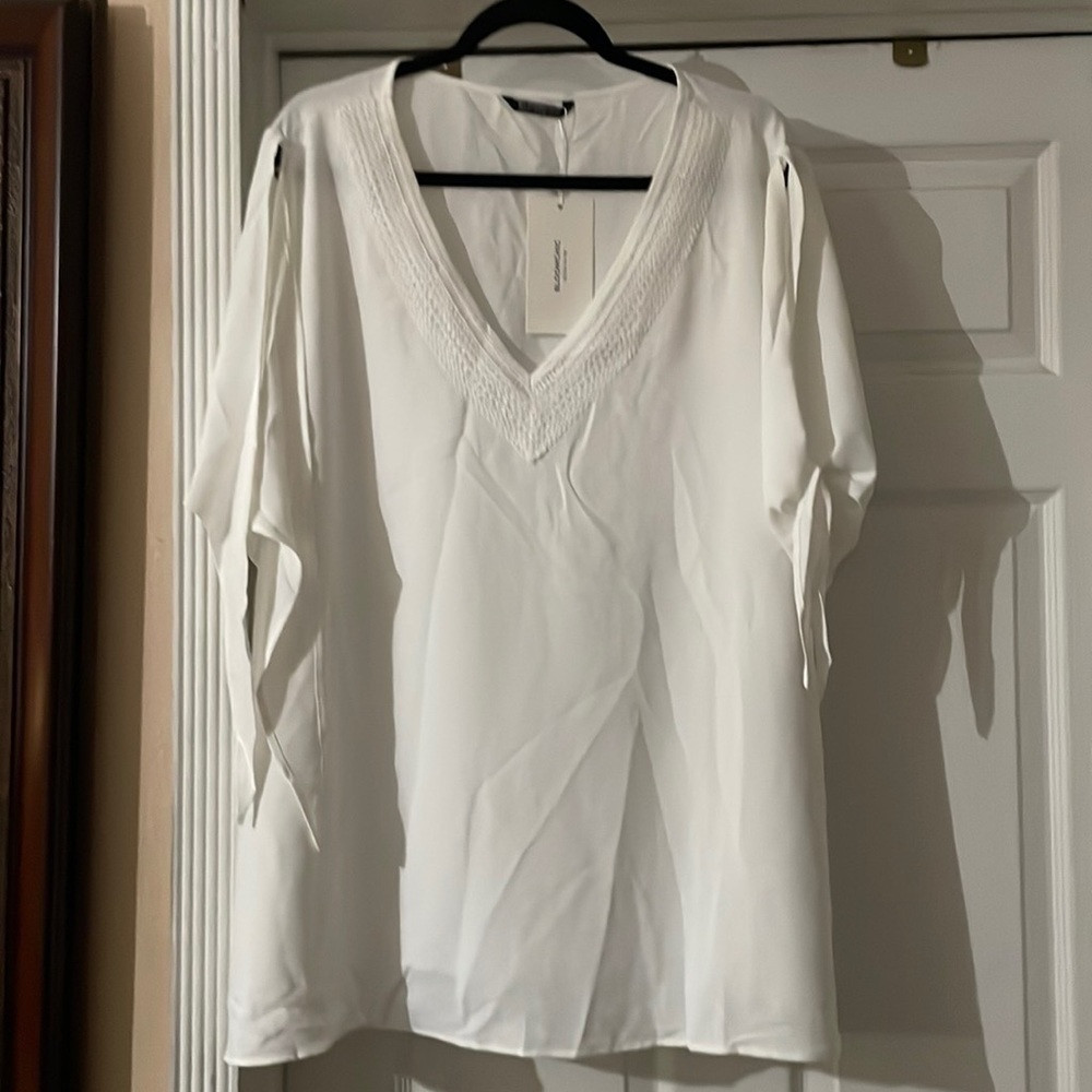 NWT V- NECK  top plus size 22-24 # 152